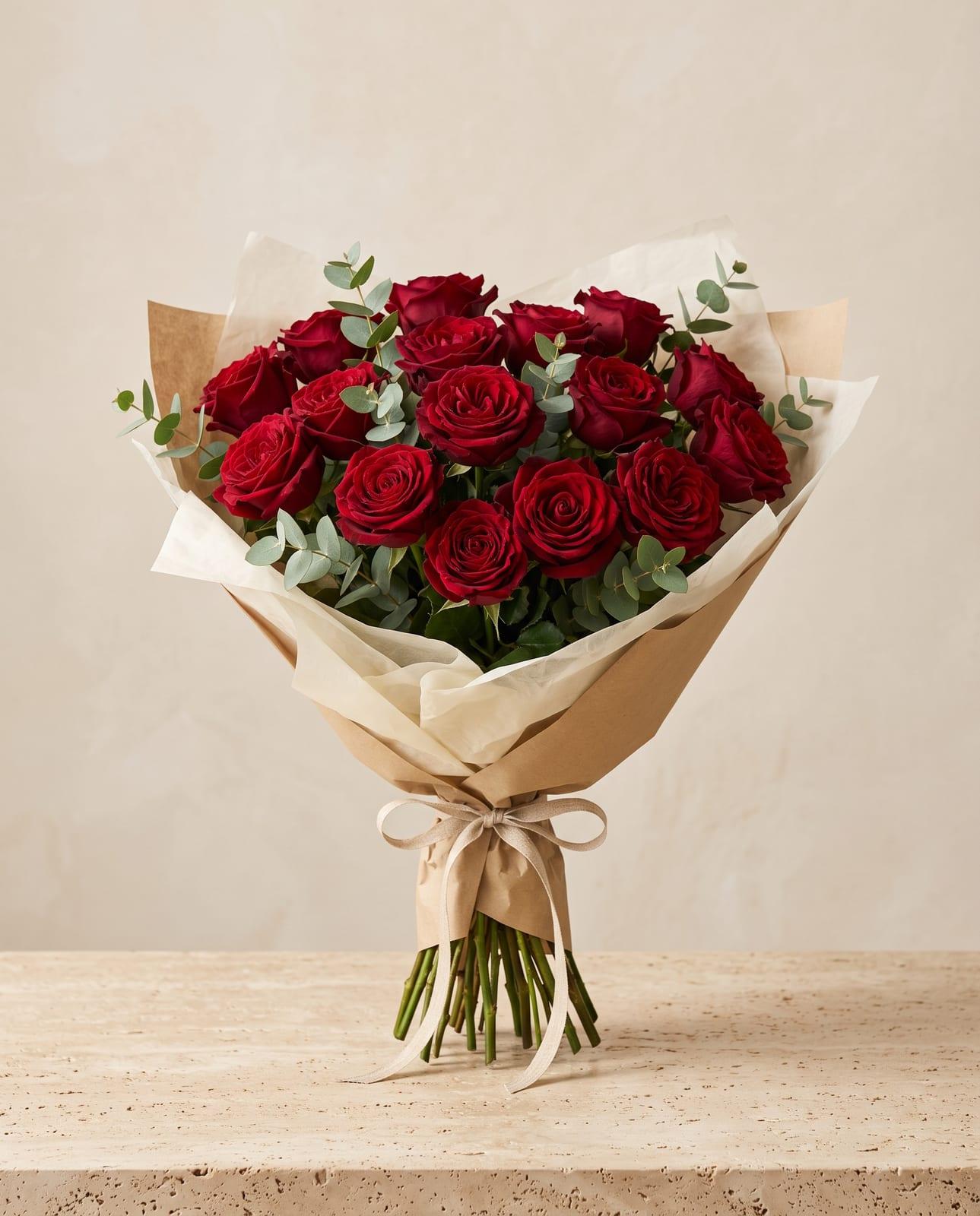 Amour – Strauß aus roten Gartenrosen mit Eukalyptus